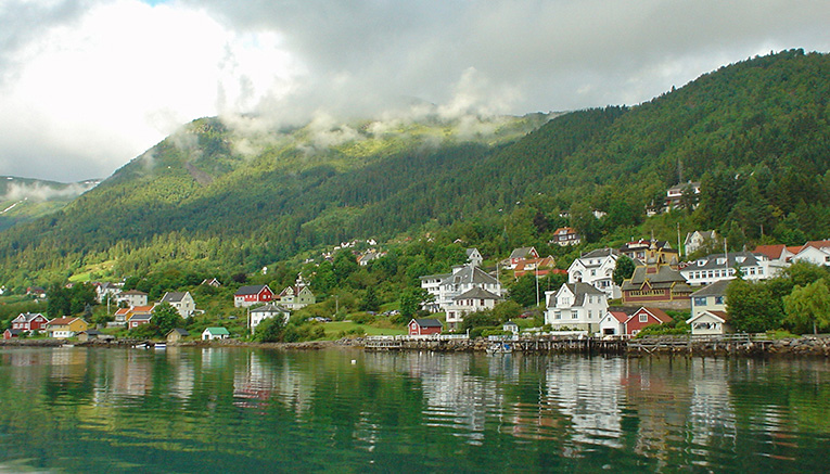 Wnwq-norway-walking-3
